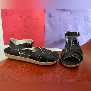 Brand new without box Hoy sun-San swimmer sandals in blackish/brown.